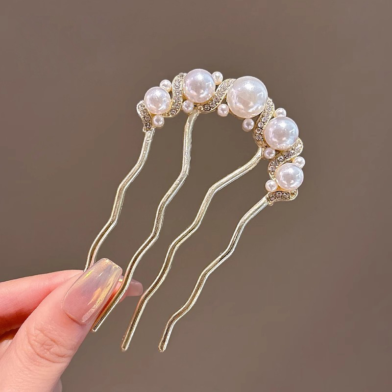 Un alto nivel de sensación de lujo ligero diamante mariposa peine de cabello tipo U de cuatro dientes enchufado peine de cabello temperamento bola de cabeza broca de cabello artefacto mágico