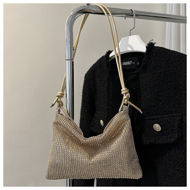 Diseño de nicho de moda fresca bolso dulce bolso de mujer 2024 Invierno nuevo todo-fósforo diamante bolso bandolera