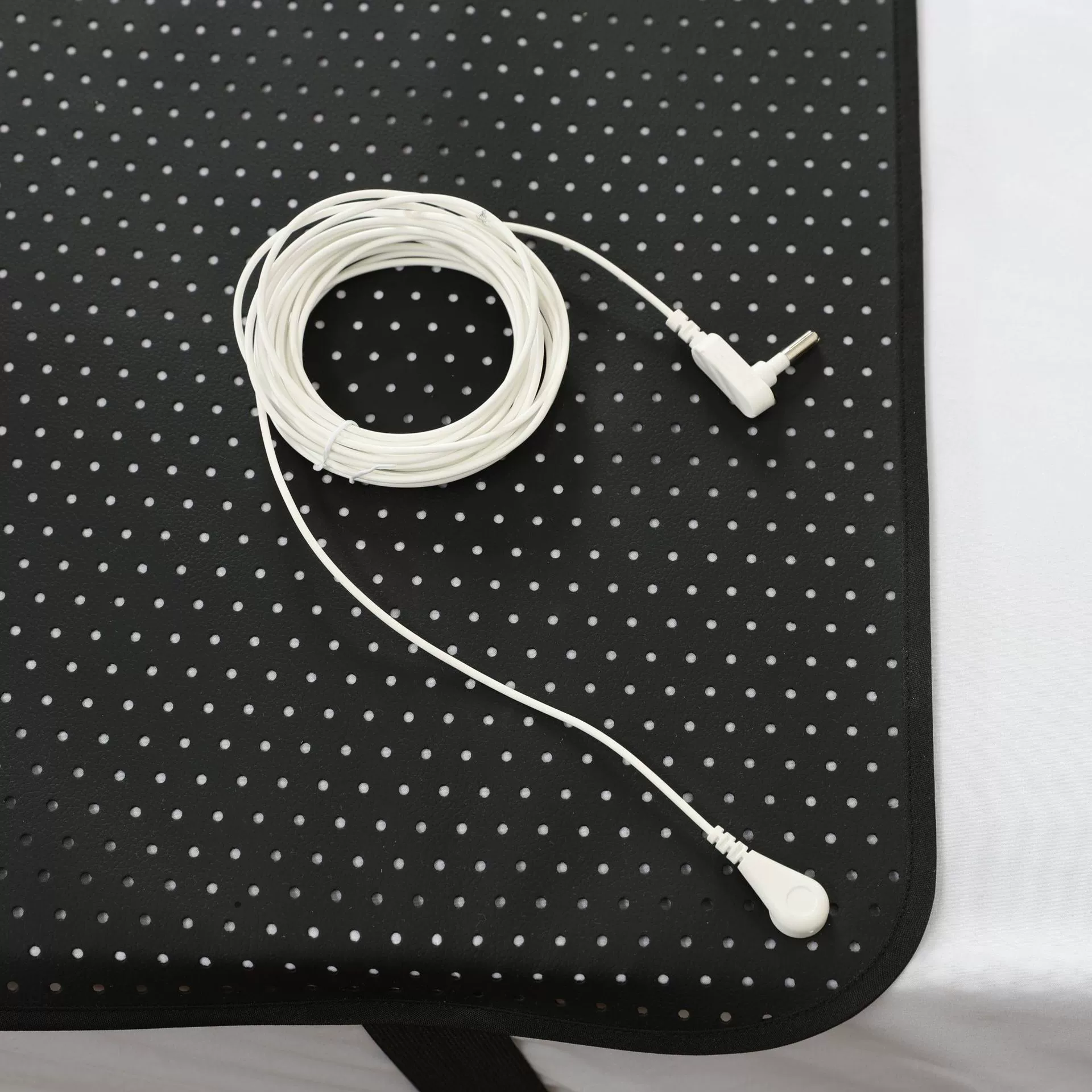 Матрас с заземляющим эффектом, проводящий, перфорированный, из полиуретана