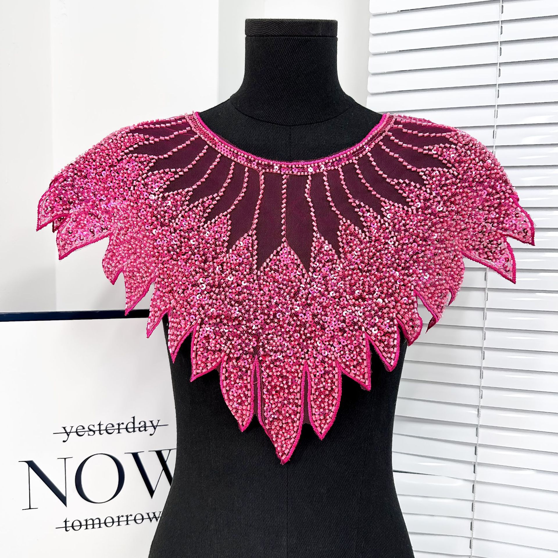 Fabricación pesada bordada malla frontal pecho sequin de perlas bordadas calcomanías vestido de mujer rendimiento vestido accesorios de encaje image 10