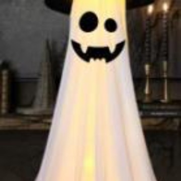 前の玄関に帽子をかぶって光る幽霊ハロウィーンは鬼の玄関の庭の幽霊ハロウィーンの装飾を立てます。|undefined