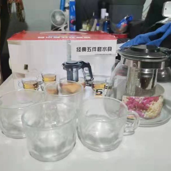 Traje de tetera de vidrio suministro directo de agua de fábrica de cinco piezas de vidrio resistente al calor para el hogar en stock juego de té de regalo al por mayor