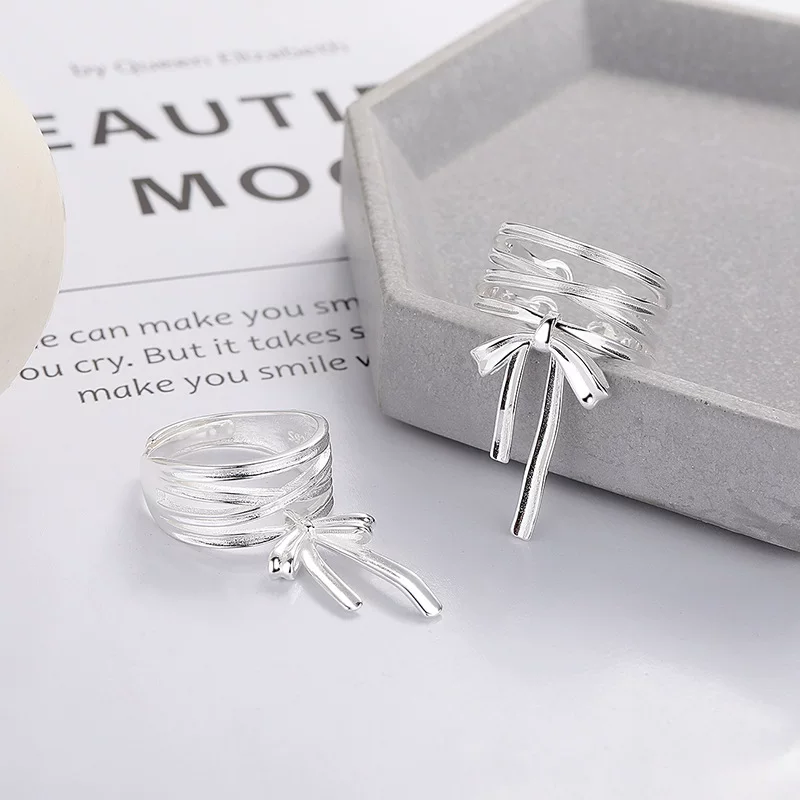 潮晟 Creative ring with bow, silver 925 sample, Korean style, on index finger