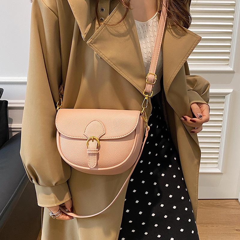 Women's Medium Pu Leather Solid Color Vintage Style Classic Style Sewing Thread Oval Magnetic Buckle Shoulder Bag display picture 1