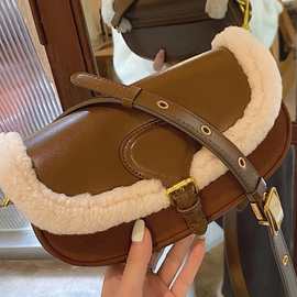 新款羊羔毛马鞍包包2024新款小众设计单肩斜跨包复古马鞍包斜挎包