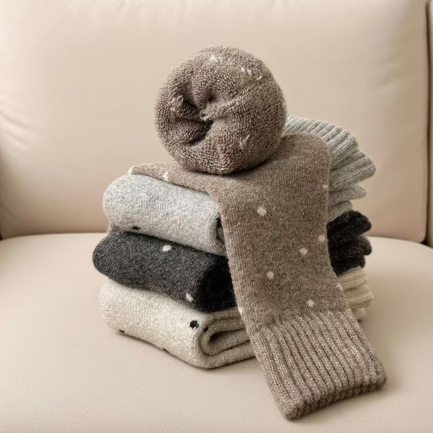 Calcetines de mujer caliente otoño y invierno más veludo engrosado nuevo punto de onda bucle tubo medio lindo versátil retro calcetines de pila