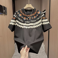 夏の新しいエスニックスタイルのカラフルなプリントカジュアル半袖メンズトレンディなブランドデザインのパーソナライズされた多用途ラウンドネックTシャツ