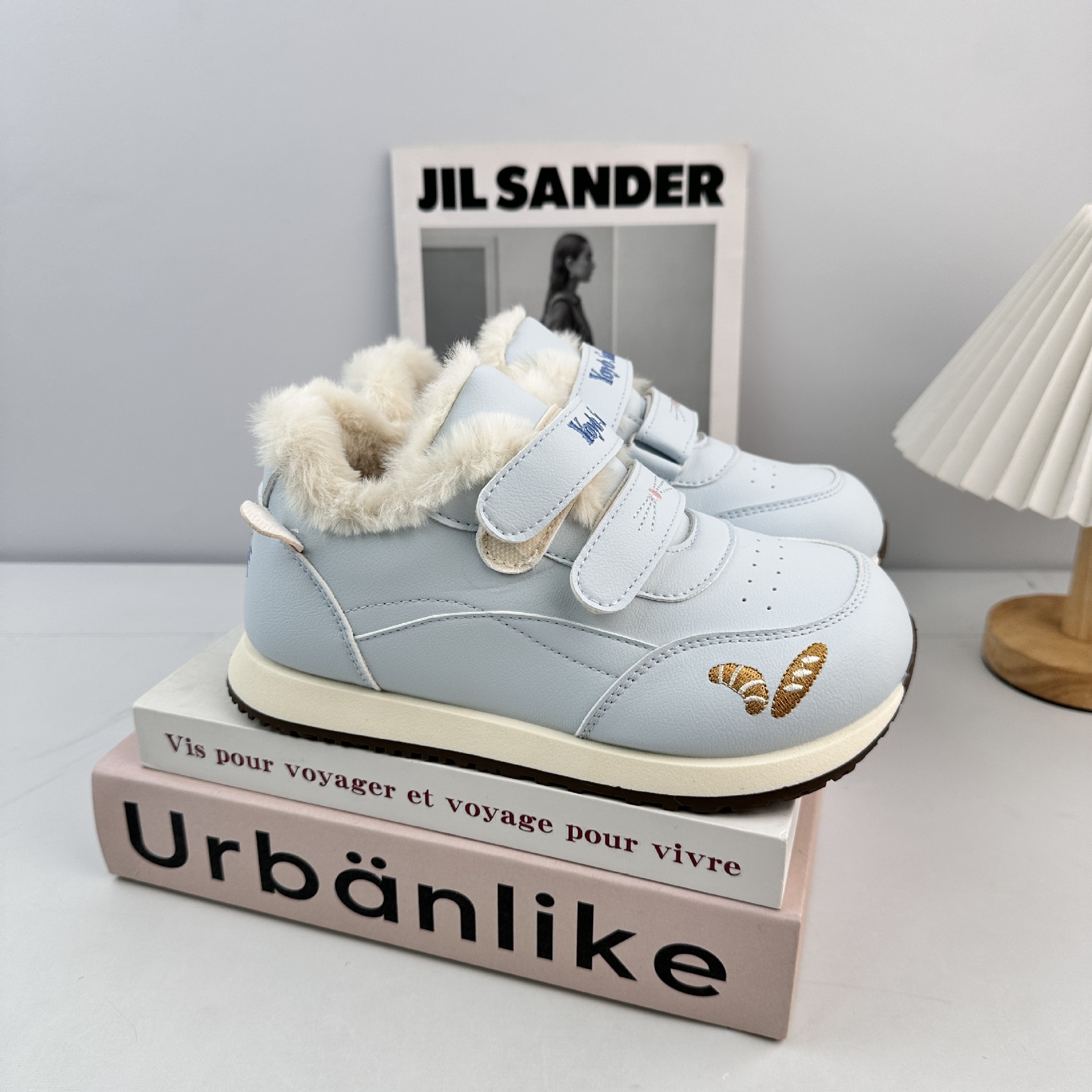 Yuanbo coreano casual y zapatos de veludo para mujeres 2025 invierno nuevo tipo de zapatos blancos con suela gruesa, zapatos de algodón casuales variados