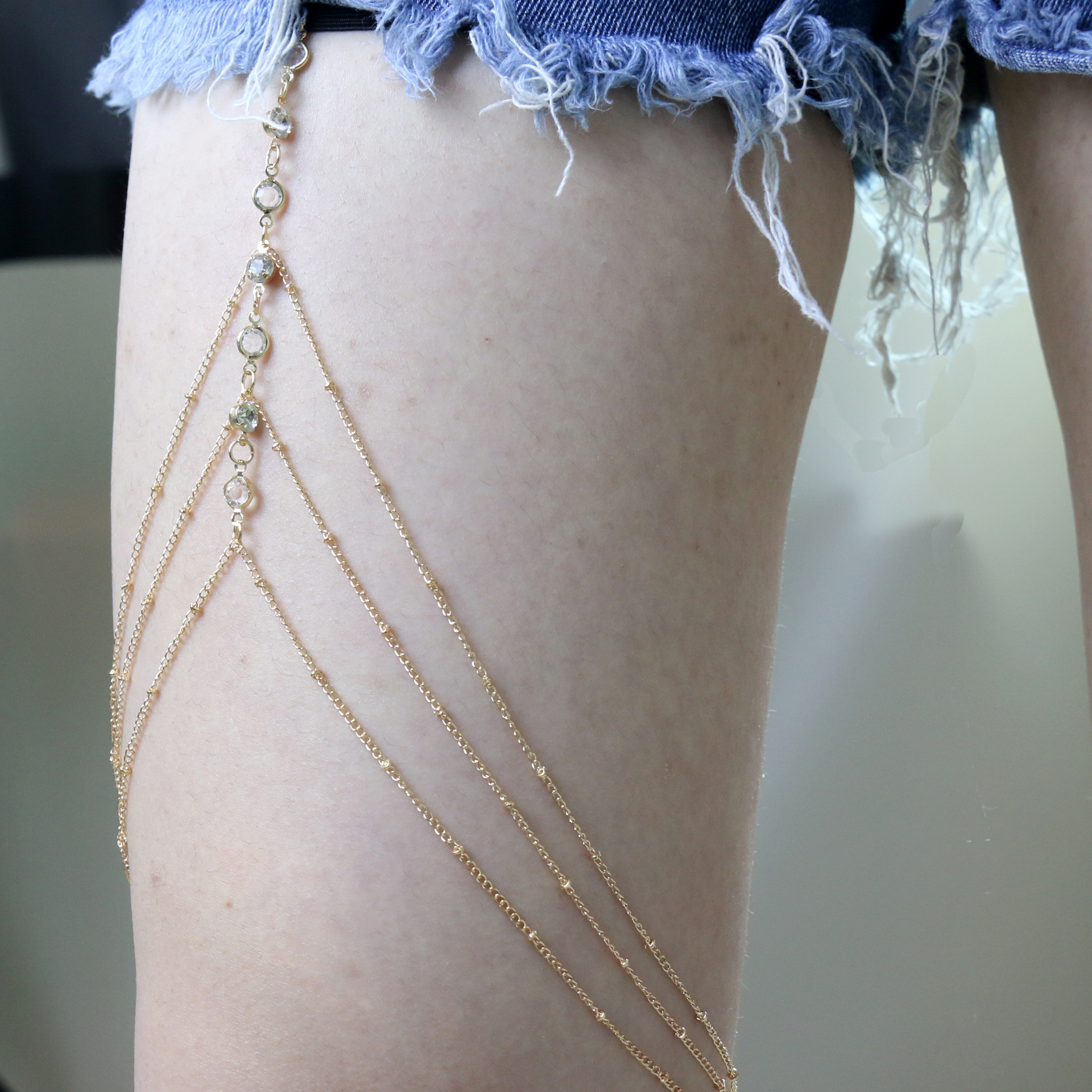 Europa y América transfronteriza nueva cadena de pierna de cadena múltiple caliente Cadena de muslo sexy Cadena de diamante femenino clip de múltiples capas Cadena de cuentas Cadena de cuerpo