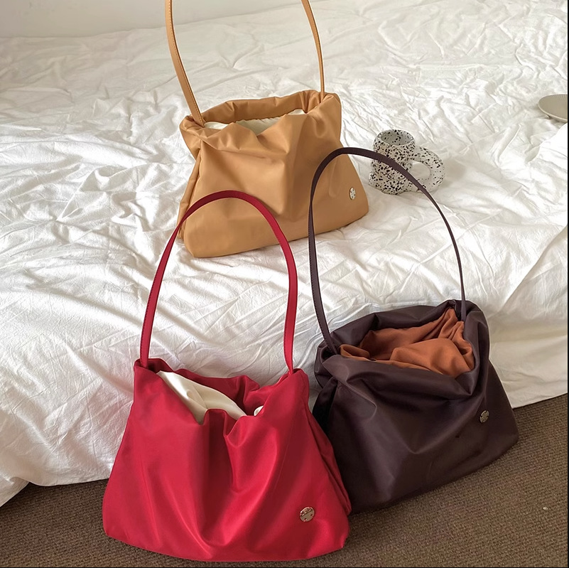 Frau Mittel Nylon Einfarbig Klassischer Stil Schnur Schultertasche display picture 1