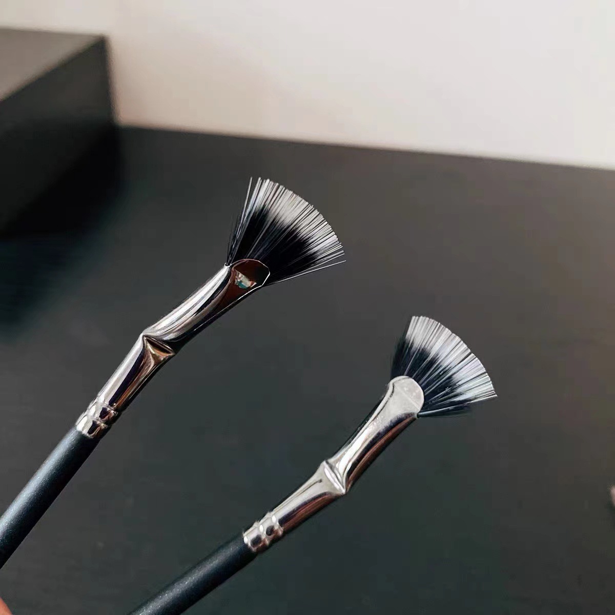 Root claro en forma de abanico curvado en forma de abanico cepillo de pestañas largo de doble capa de cerdas de ángulo plegable cepillo de pestañas inferior cepillo de maquillaje Cangzhou