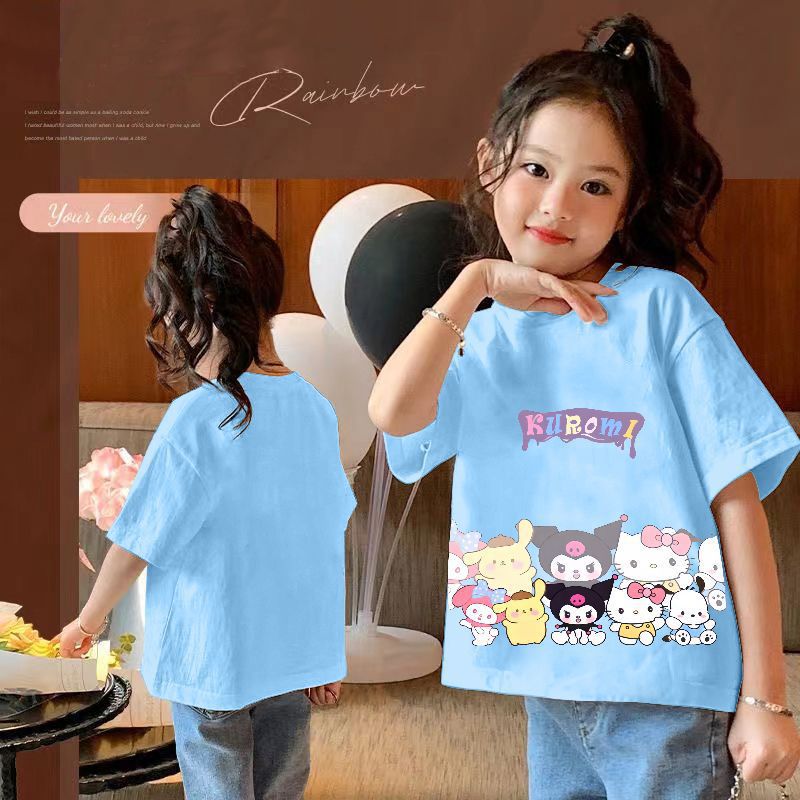 하늘색 쿠르 반사로 앉아있는 루오