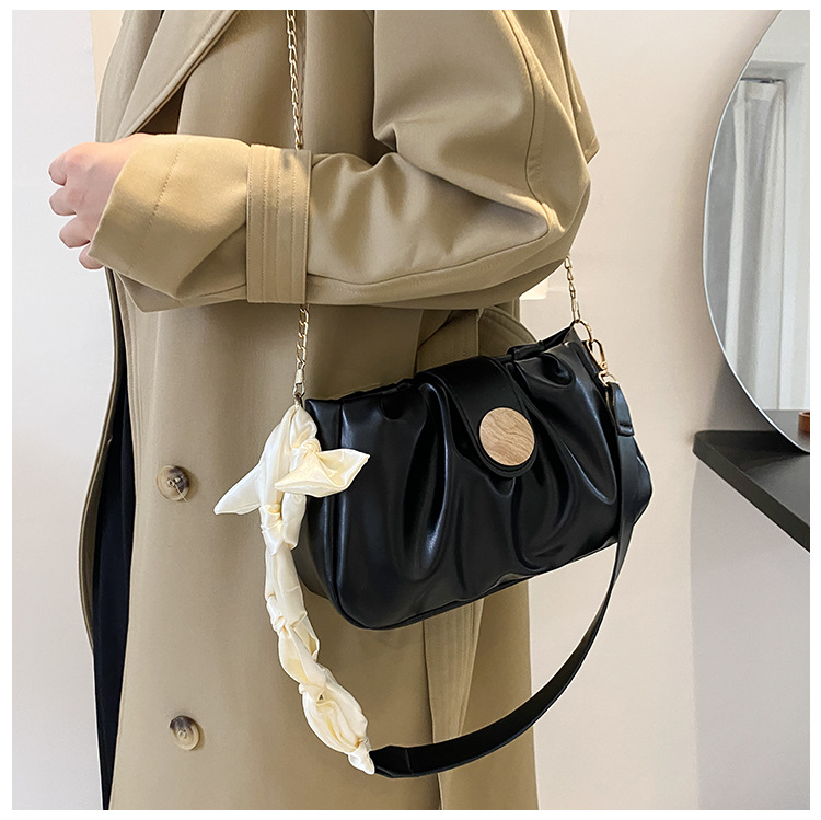 Simple Round Buckle Folds One-shoulder Messenger Bag Wholesale Nihaojewelry display picture 7