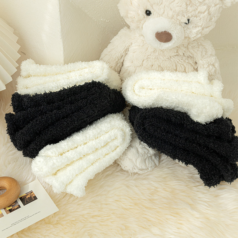 黑白珊瑚絨襪子女秋冬季中筒襪居家地板襪加絨加厚月子襪不掉毛襪