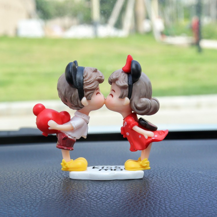 Transfronterizo nuevo coche Decoración Accesorios del coche ins estilo lindo coche pareja muñeca decoración coche suministros al por mayor