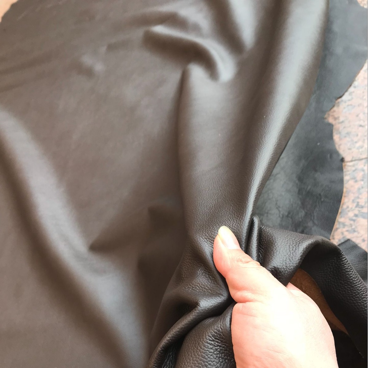 头层荔枝纹牛皮，整张皮料，沙发皮，深咖色