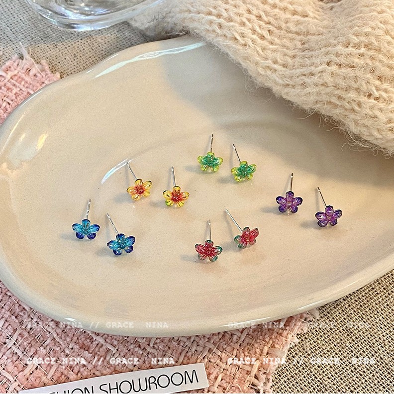 Super Fairy Gradiente Atmósfera Flores Pequeños Pendientes Moda femenina Temperamento Todo fósforo Sentido de alta gama Pendientes de primavera y verano Accesorios para orejas