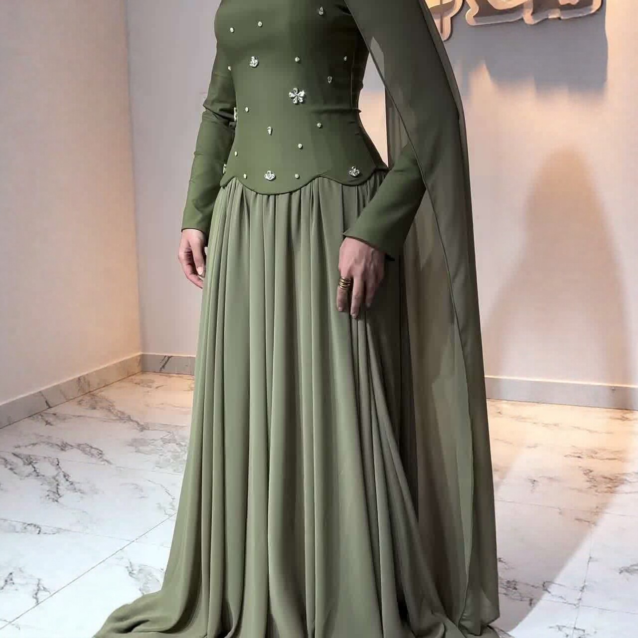 « Robe élégante à manches longues et coupe ajustée ornée de strass pour femme - Robe de soirée moulante extensible avec détails scintillants (Vert, S-XXL) »_voghion.com