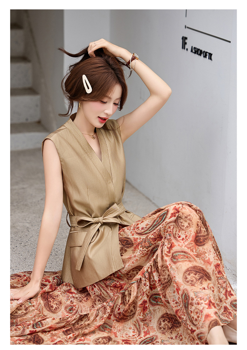Bộ váy hai mảnh gồm áo vest không tay cổ V và chân váy midi họa tiết hoa, phong cách kỳ nghỉ — màu trắng, màu kaki, màu cà phê chi tiết 29