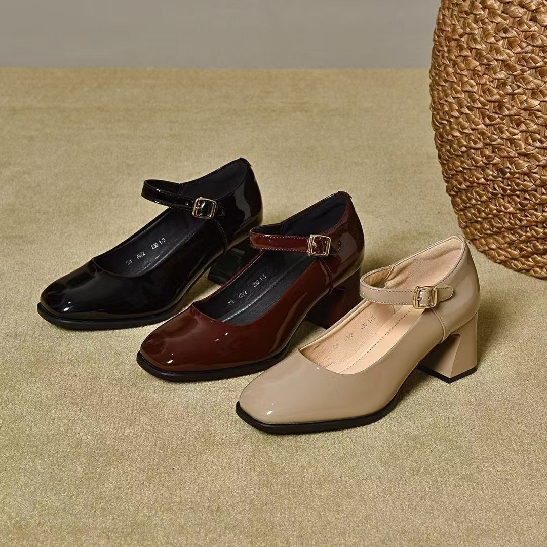 2026 nuevo verano zapatos de cabeza cuadrada de tacones gruesos suaves no cansados zapatos de mujer de tacones altos de hebilla de moda zapatos individuales