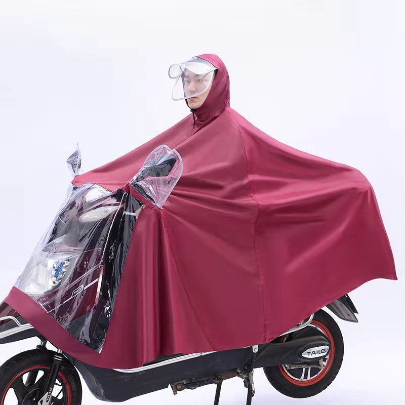 レインコートの電気自動車専用レインコートを大きくして、男性女性のシングル二人のバイクに乗って全身豪雨を防ぐ|undefined