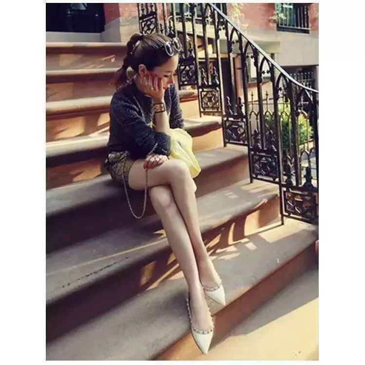 Женская обувь на плоской подошве с острым носком на толстом каблуке, европейская и американская весна 2024, новый стиль, женская обувь без шнуровки на плоской подошве с заклепками, модные женские туфли