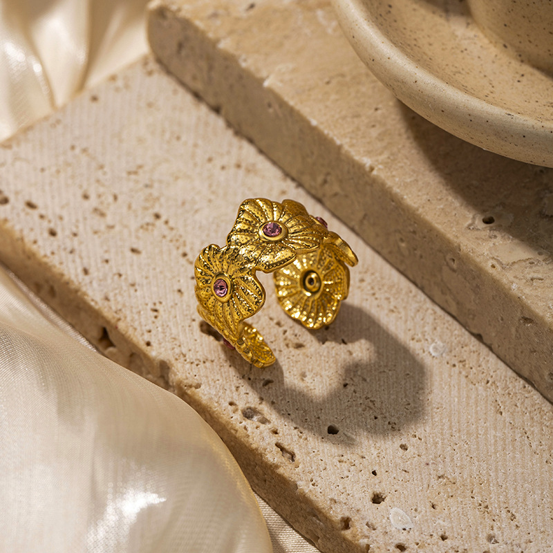 Anillo de acero inoxidable retro transfronterizo europeo y americano no se desvanece, lujo ligero, alto nivel, viento, anillo de titanio de oro de 18k