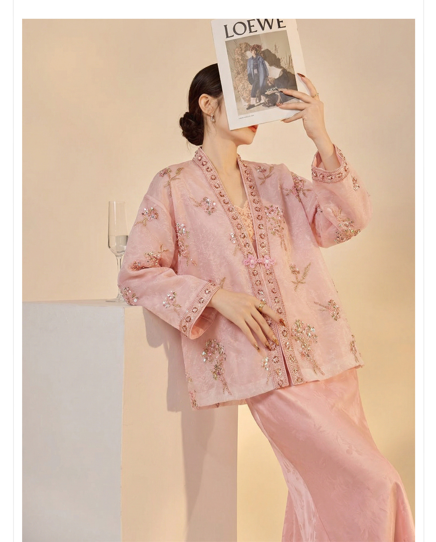 Bộ áo khoác thêu jacquard kết hợp đầm dây lụa phong cách Tân Trung thức — bộ đồ, đầm dây, Áo khoác màu hồng chi tiết 7
