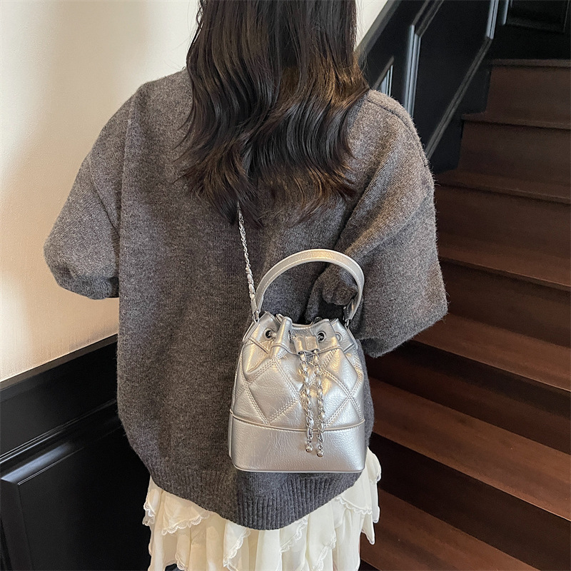 Bolso de diseño coreano de nicho para mujeres 2025, nuevo bolso de hombro de alta calidad, bolso de cubo de agua de cadena de diamante