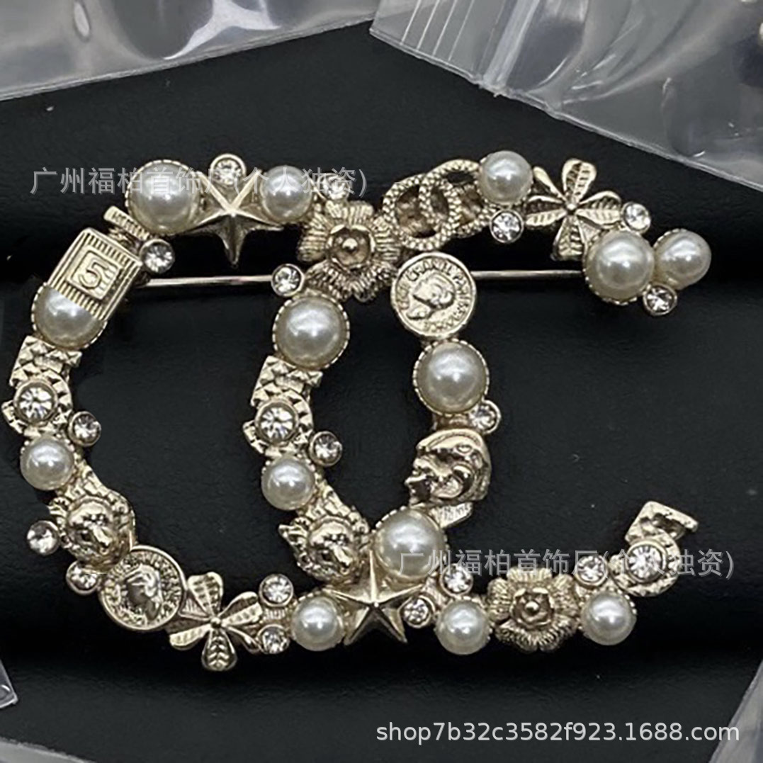 Chanel Double C Fragrance Star Heart Pearl Rhinestone Enamel Brooch Vintage Style High-End Brooch Collection