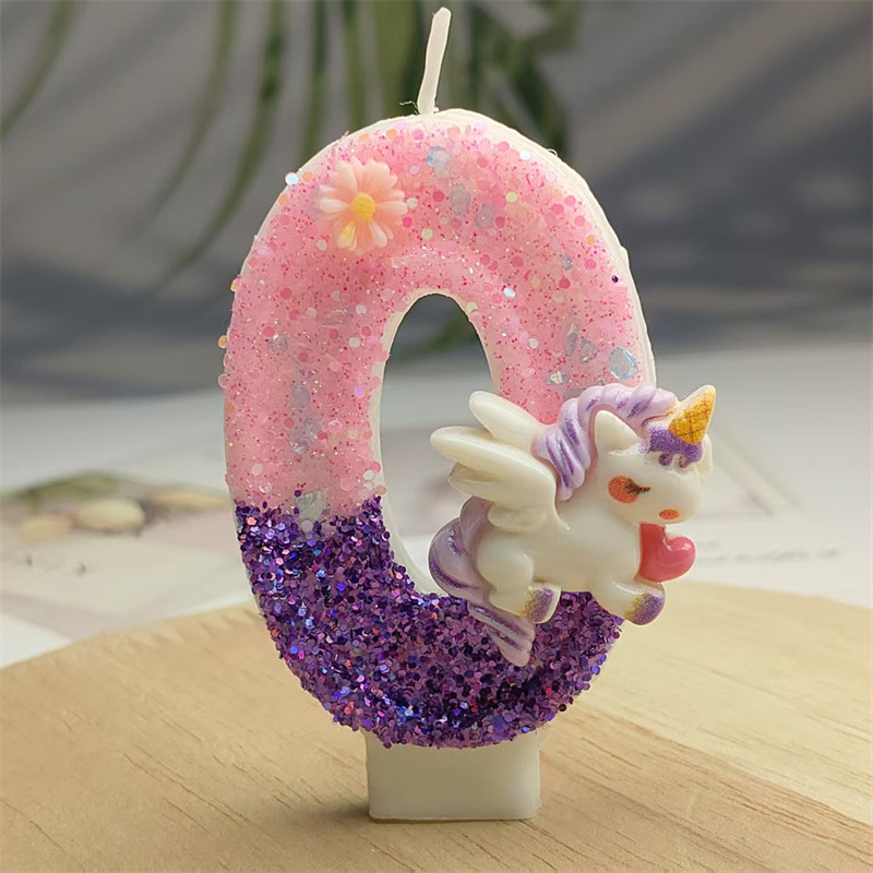 クリエイティブなデザインのかわいい漫画のユニコーンの誕生日キャンドルケーキの雰囲気の誕生日の装飾キャンドルの色が鮮やかです|undefined
