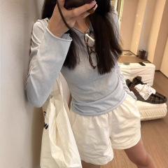 オリジナル生地の青い長袖の上着は女性が身を修めたいと思っています。
