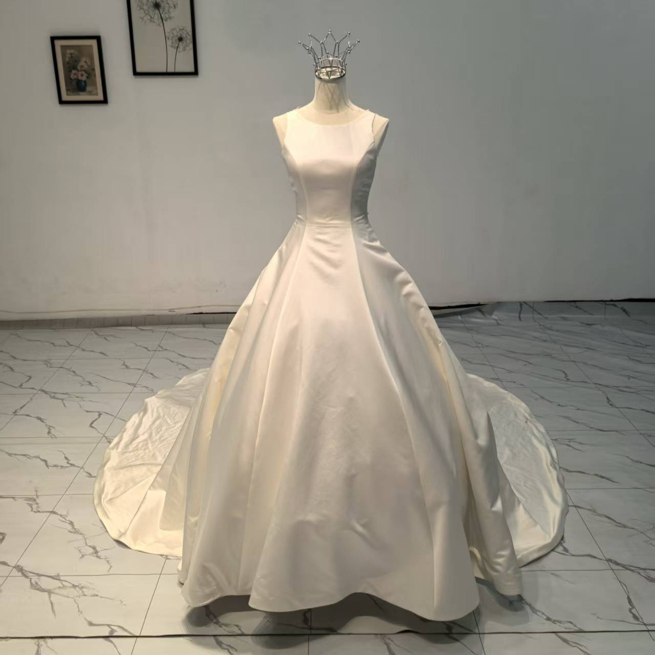 Palace style satin main wedding dress sleeveless round neck large…