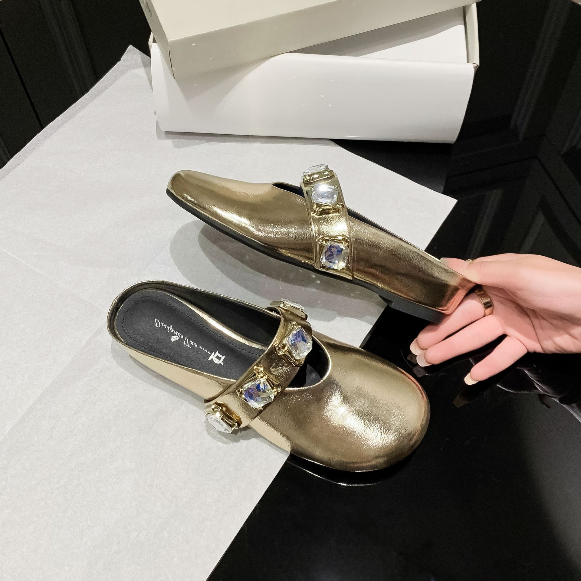 Dép mule nữ bít mũi đính đá rhinestone, gót dốc tăng chiều cao, phong cách ins — Màu đen, Màu vàng, Màu bạc chi tiết 4