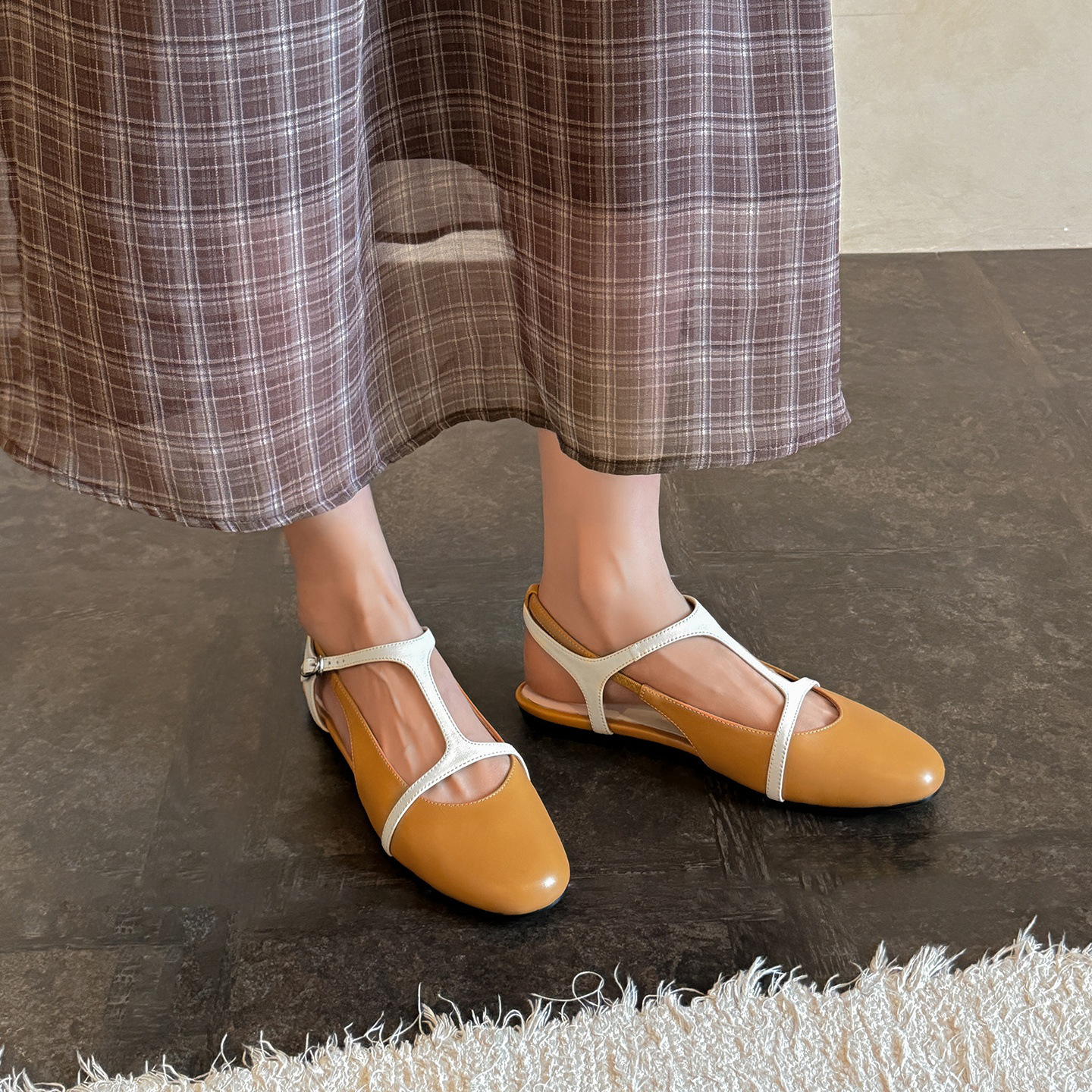 Sandal nữ quai chữ T bít mũi đế bệt da bò phối màu phong cách Hàn — màu nâu