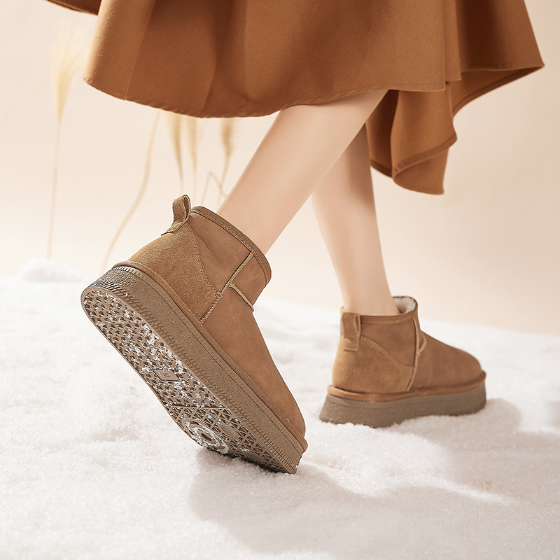 Botas de nieve de fondo grueso para mujeres 2025 nuevos zapatos de invierno perezosos con un pie de terciaria y pan de algodón grueso