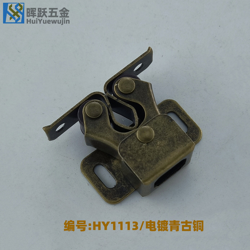 メーカーがよく売れている家具の金属部品のドアがドアにぶつかります。|undefined