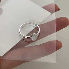 白玉髄指輪の女性はシンプルで個性的なデザイン感があります。