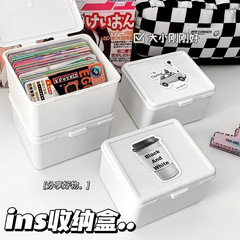真っ白なカバーをひっくり返して大容量の収納ケースを収納します。