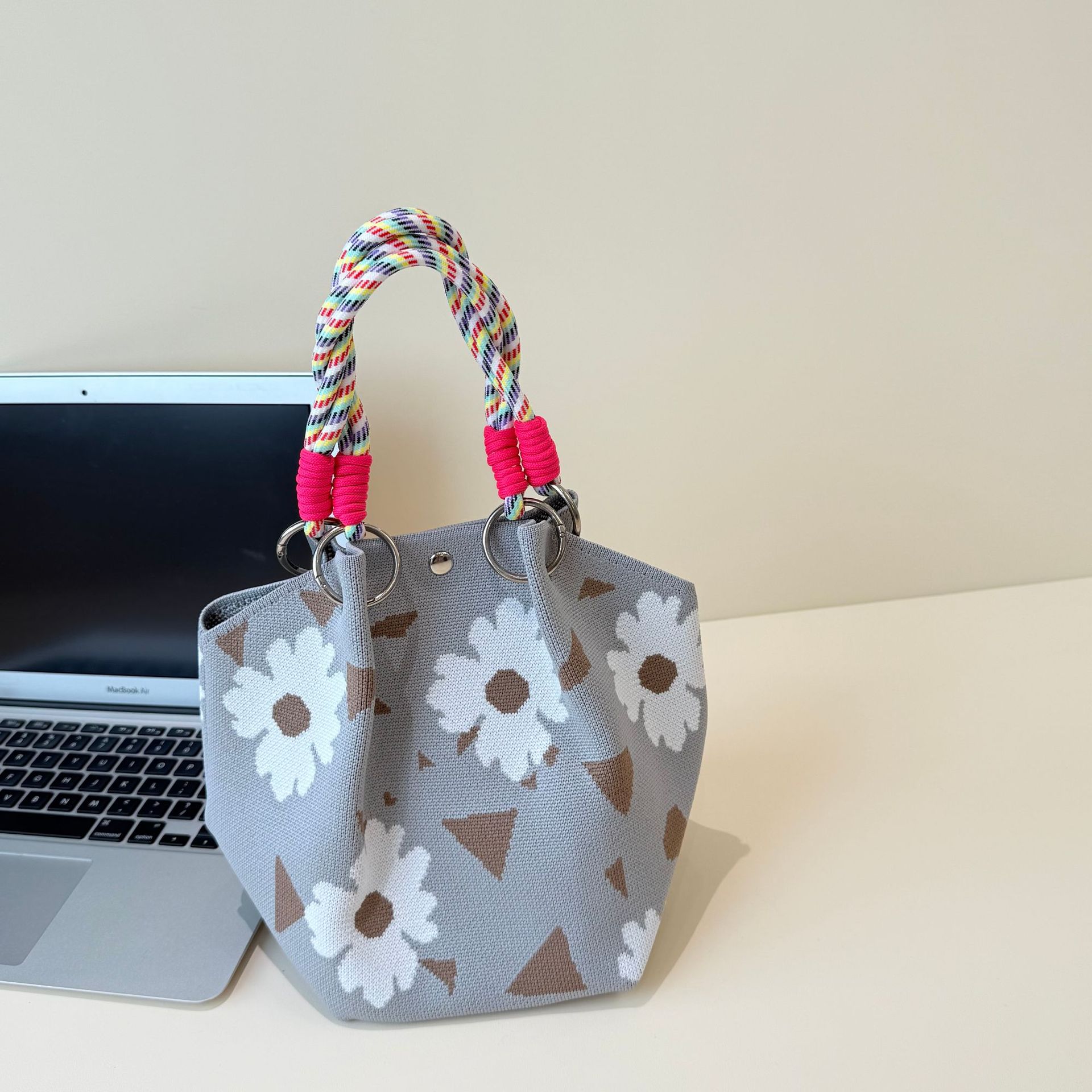 2026 primavera y verano nuevo bolso de cubo de pintura creativo portátil gran espacio de aire de dopamina alta sensación mochila