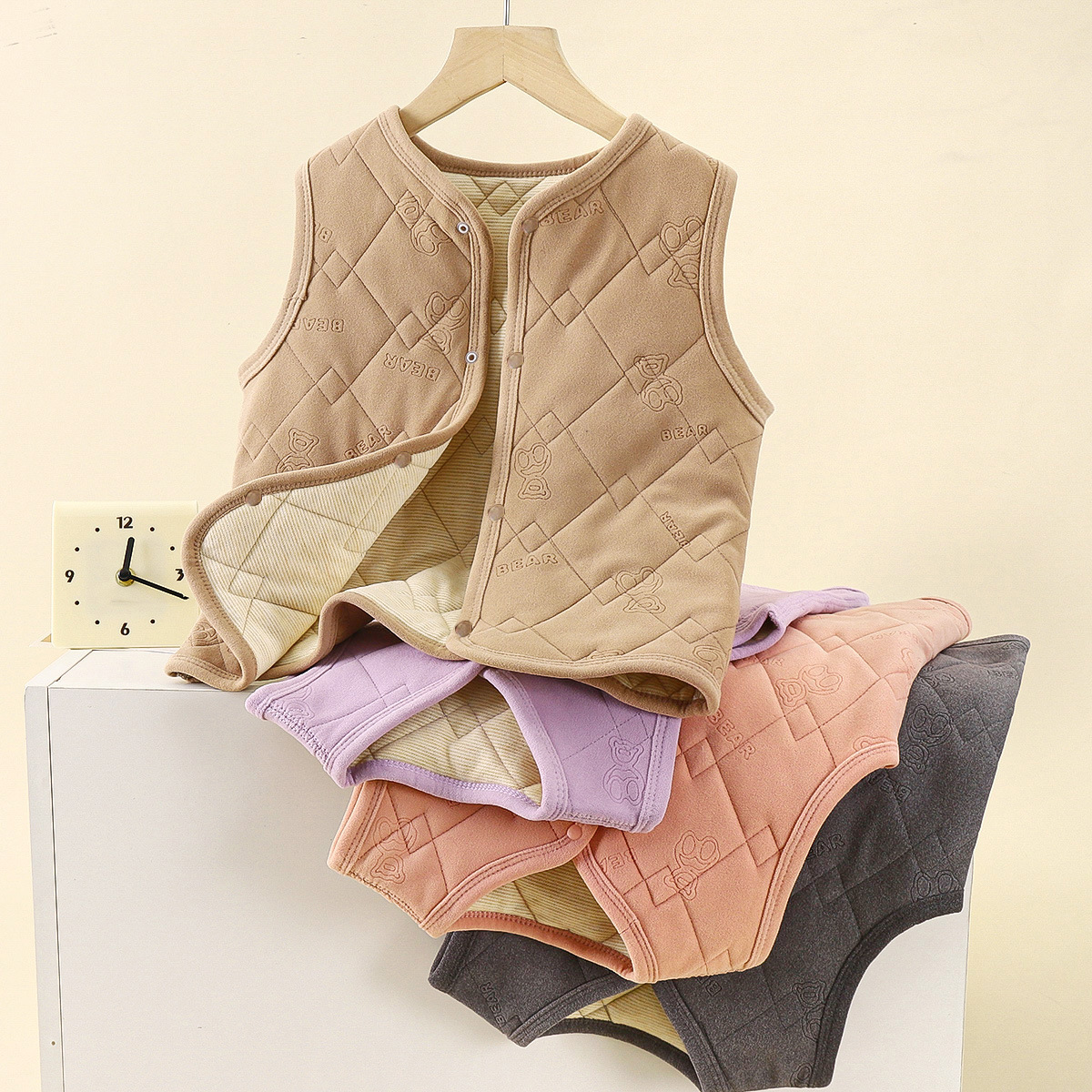 La nueva seda de morera acolchada de invierno se puede usar por fuera y con un artefacto de uniforme escolar para mantener calientes a los niños y niñas