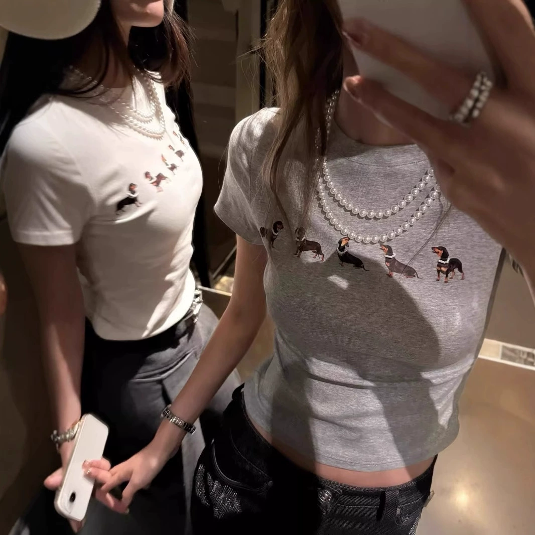 Та же колбаса щенок с коротким рукавом на плече