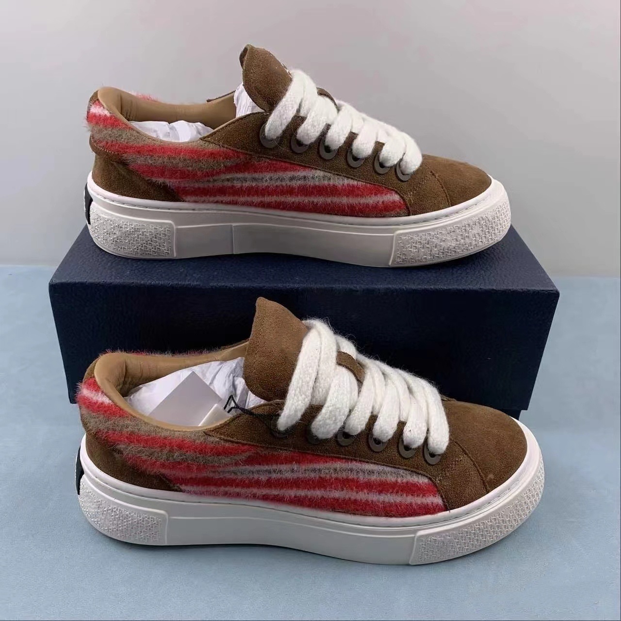 2024 neue trendige Paarschuhe in Übergröße, vielseitige runde Zehenpartie, farbblockierte dicke Sohle, sportliche weiße Freizeitschuhe_voghion.com