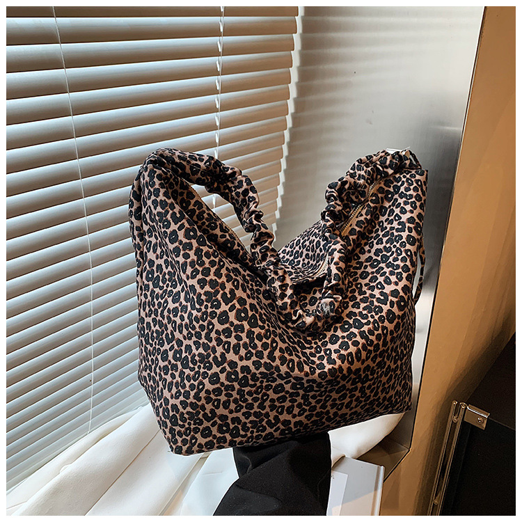 Leopard print women's tote large capacity crossbody bag, 2024 new casual canvas college student fashion class bag_voghion.com