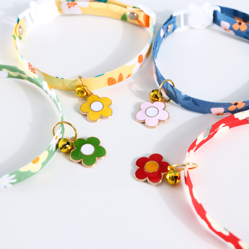 Colgante de mascota pequeña campana de flores ajustable collar gatos perros flores de sol lindos collares de accesorios de hebilla de seguridad
