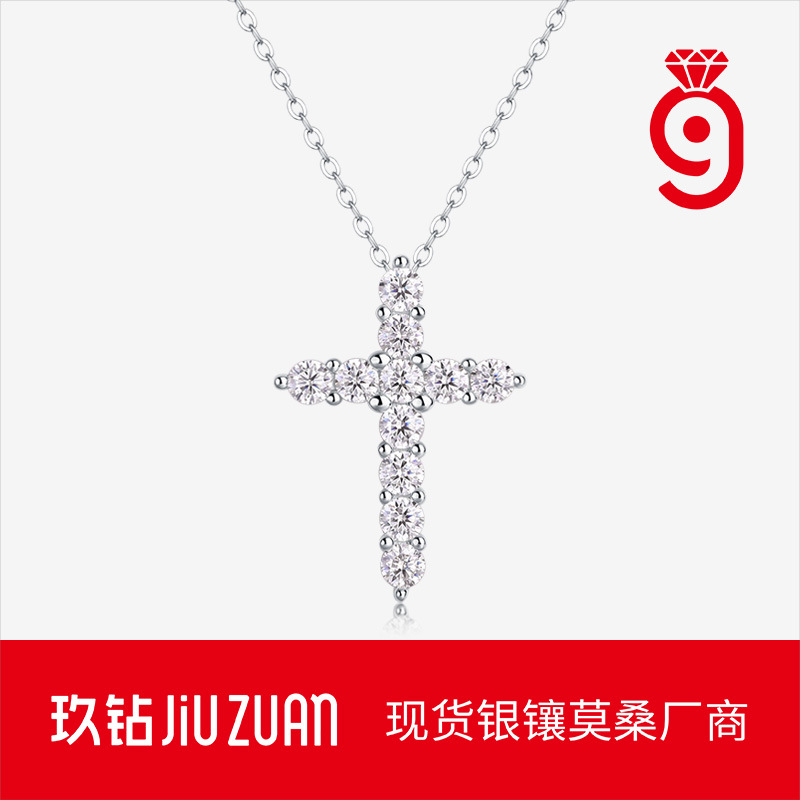 Temperamento de moda, lujo ligero S925, collar de fe de plata, cruz femenina que no se desvanece, cadena de clavícula de moissanita al por mayor