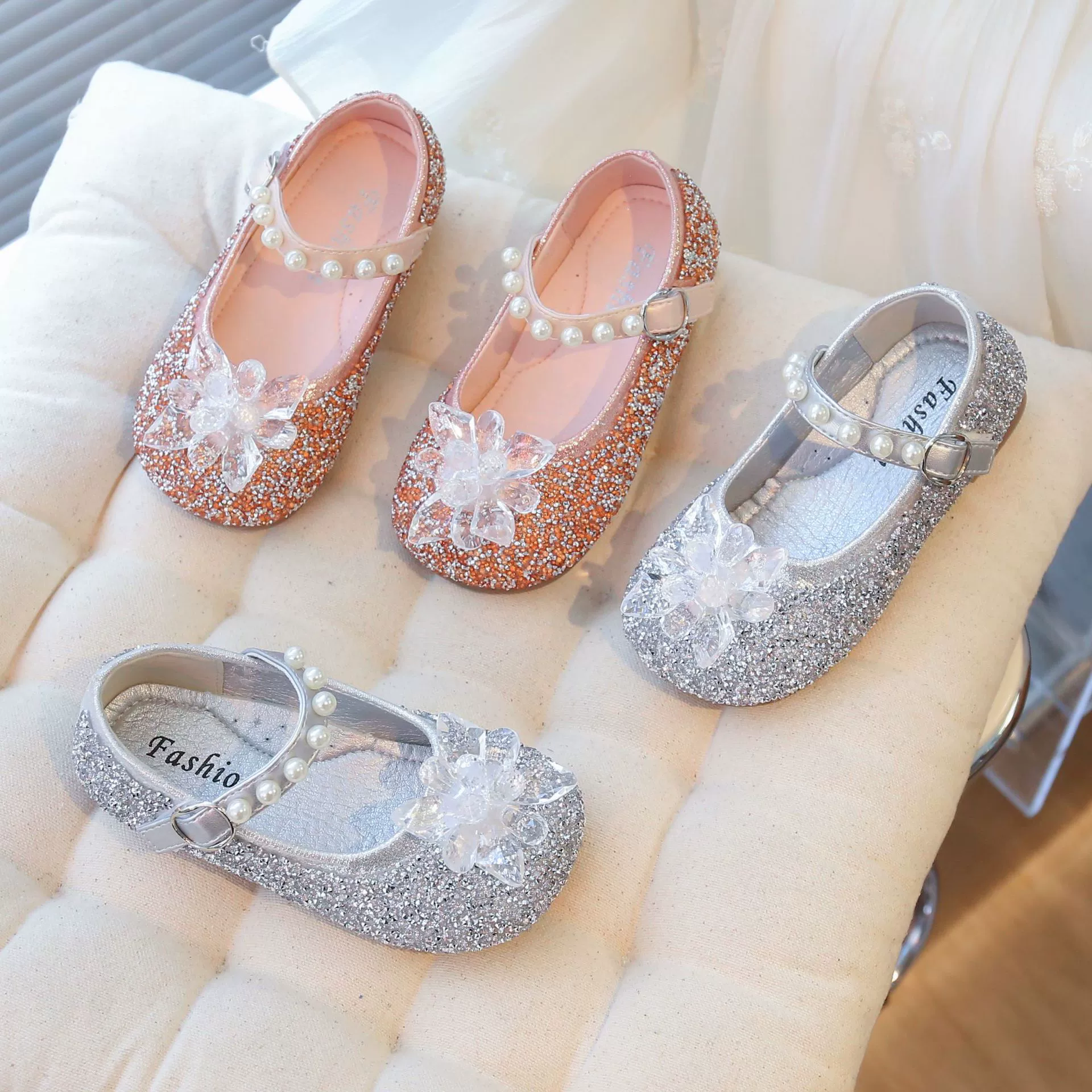 Маленькие кожаные туфли для девочек со стразами весной 2025 новые кроссовки для девочек