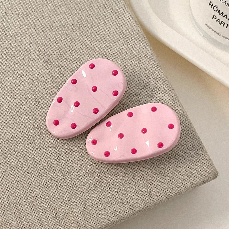 Un par de pinzas rosas claras