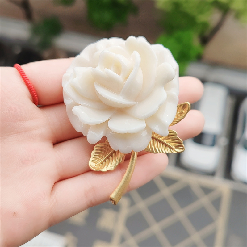 White retro elegant brooch