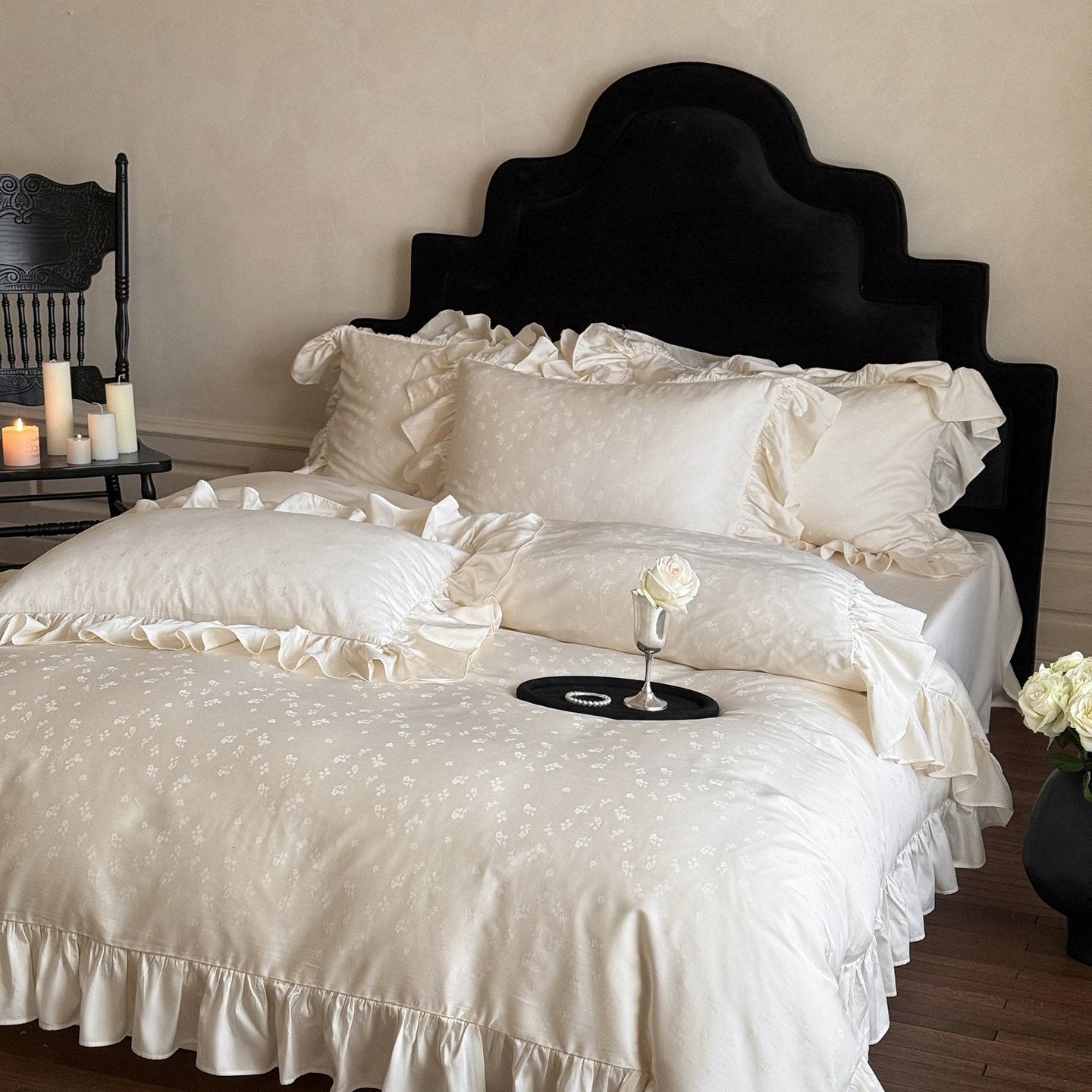 Conjunto de quatro peças em algodão francês de fibra longa, estilo boho romântico nórdico vintage, com luxuosa capa de edredom bordada em renda, em tons de preto e branco claro._voghion.com